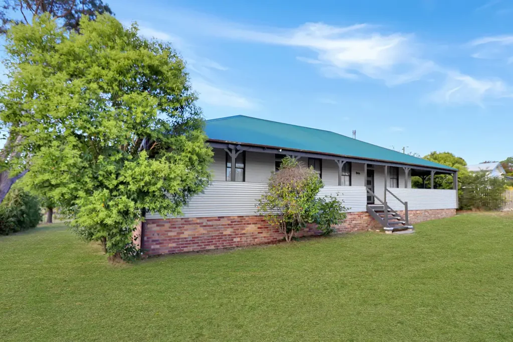 Stanthorpe 3房  Historic Wallangarra Railway Quarters on Rare 2,802 m² In‑Town Block