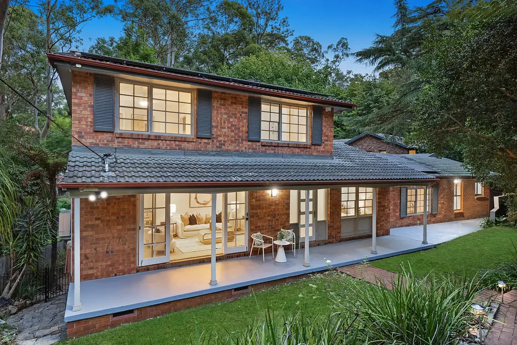 Pennant Hills 5房 叶状死胡同 836.6sqm大宅 精修室内 中央厨房 室内外娱乐区 主卧套房 多功能房 阳光庭院 暖水泳池 太阳能 安全车棚 公立名校区 Spacious family home in leafy cul-de-sac