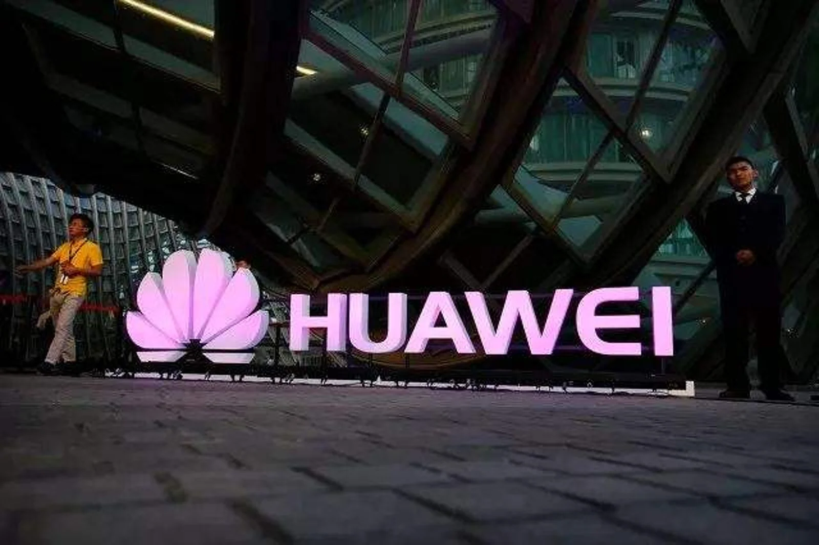 华为内部邮件曝光:8位天才博士年薪最高200万,网友炸了:辞职读博去