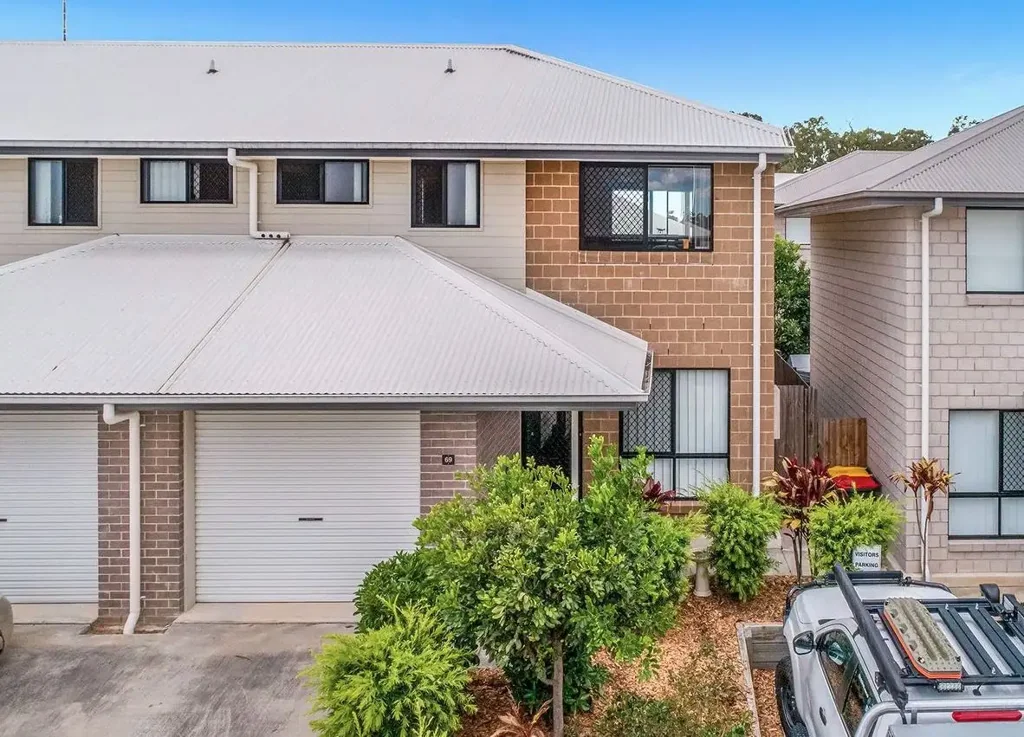 3 BED 2 BATH 2 CAR TOWNHOUSE,  ULTRA HIGH SPEED INTERNET