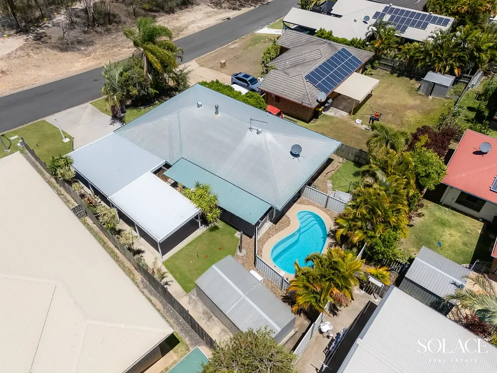 Tannum Sands 3房  Relaxed Coastal Living with Poolside Entertaining