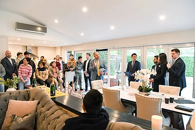 $336万抢砖房！悉尼拍卖热浪再起，全程高能！华人中介泼冷水：只算入门级……