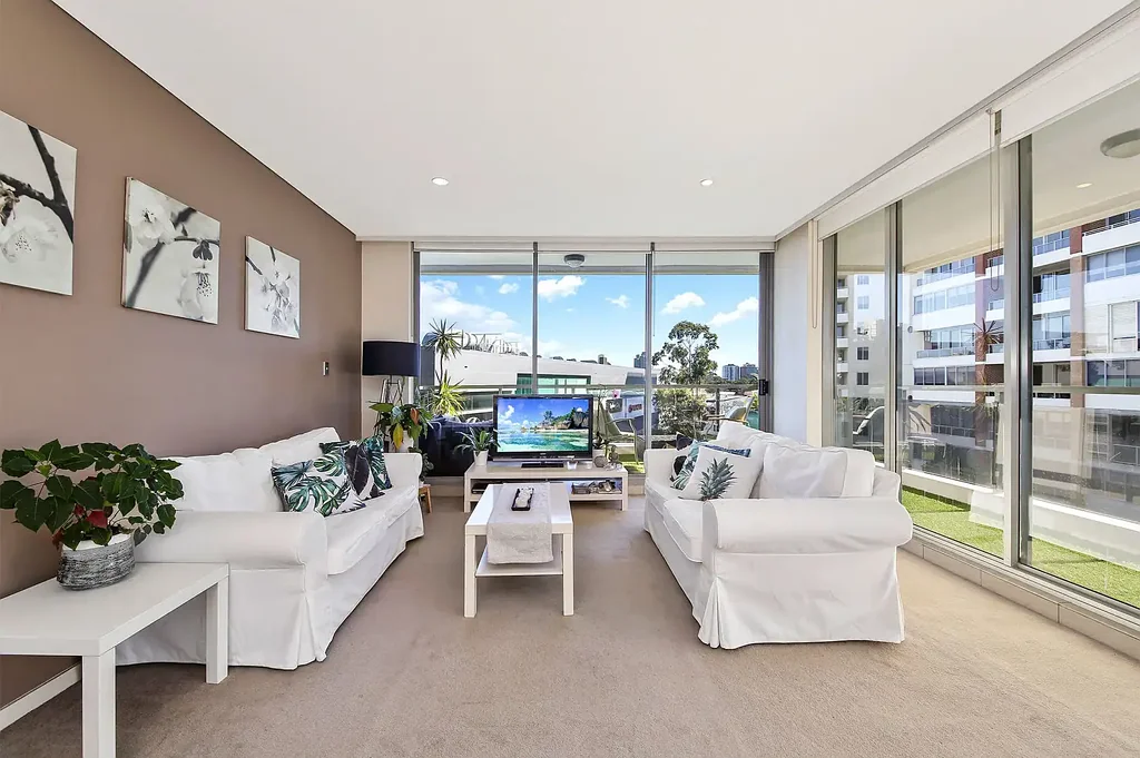 Great Floor Plan with Lots of Light