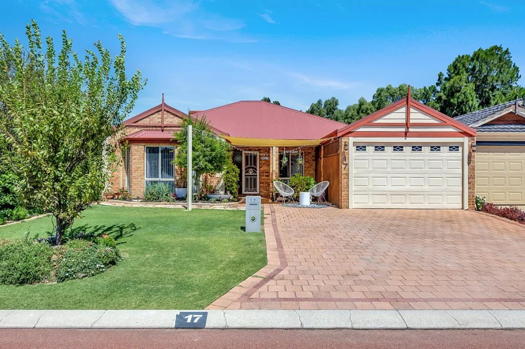 Ellenbrook 5chambre Spacious Family Home adjacent to lakeside and access to parkland Calling all investors and extended families.  Not your standard 5 x 2 home.