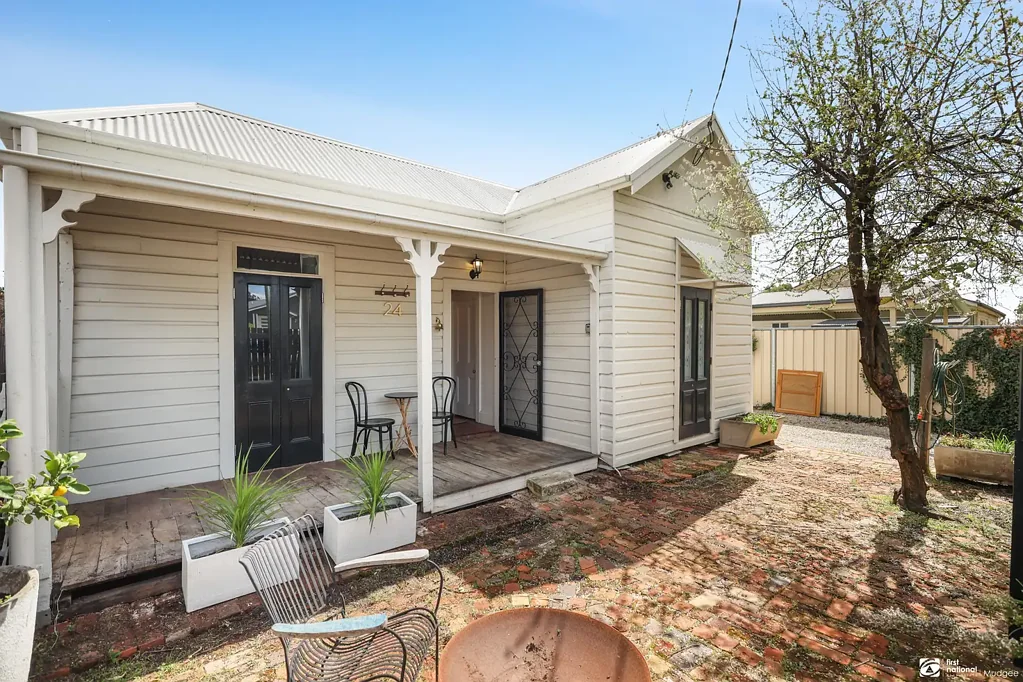 FULLY FURNISHED LUXURY IN THE HEART OF MUDGEE