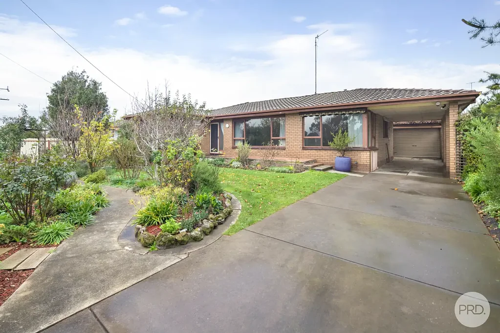 THREE BEDROOM HOME IN WENDOUREE WITH LARGE BACKYARD