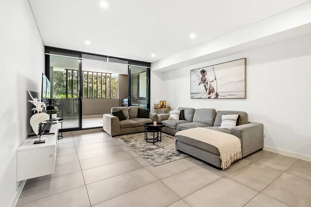 Deluxe aparment with huge entertainers balcony - 6 Month Lease Only