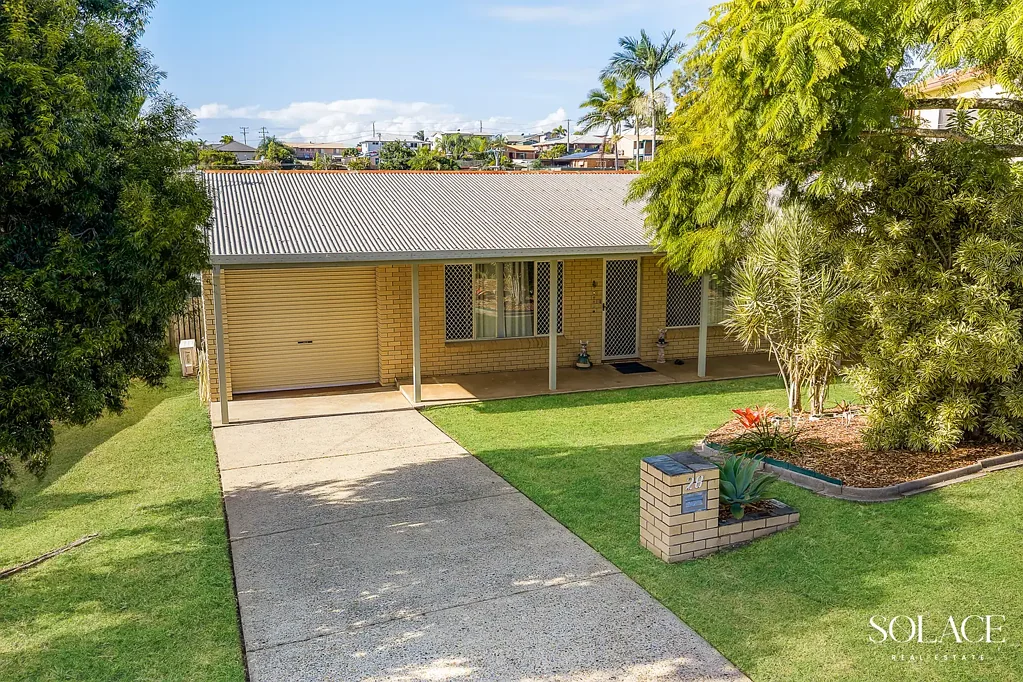Tannum Sands 3房  A charming brick home with cosy character, updated comforts and beautiful outdoor spaces in the heart of Tannum Sands.