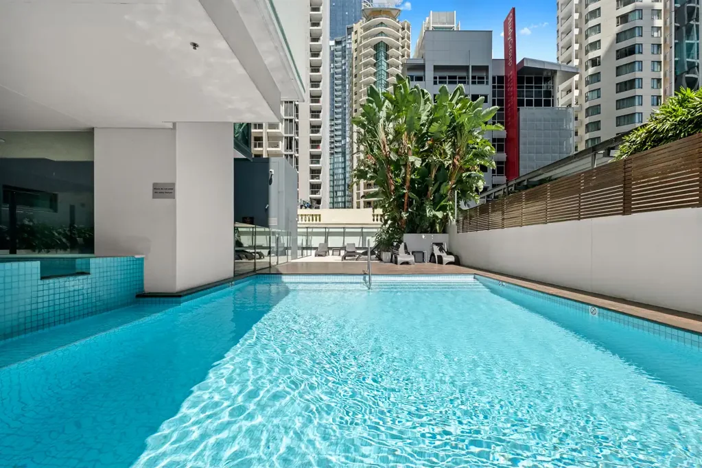 Modern Inner-City Apartment with Spectacular Views & Resort-Style Facilities