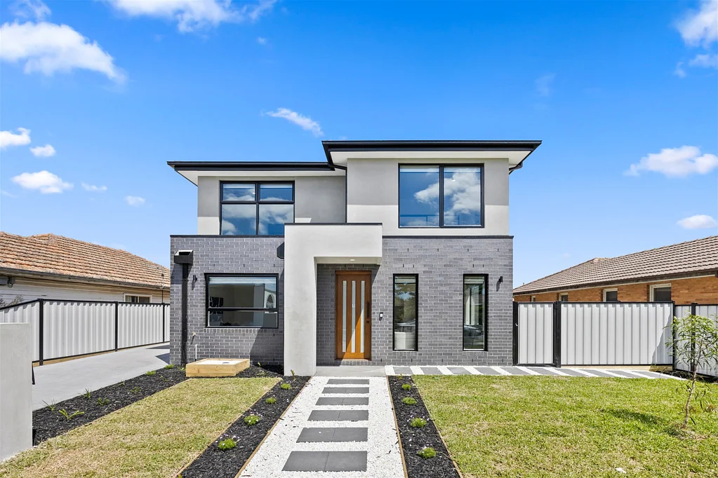 Thomastown 4房 三卧宽敞套间 现代厨餐一体 明亮通风庭院 低费精品社区 靠站学商便利 Stylish Brand New Townhouse - Unit 1/5 Plane Street, Thomastown