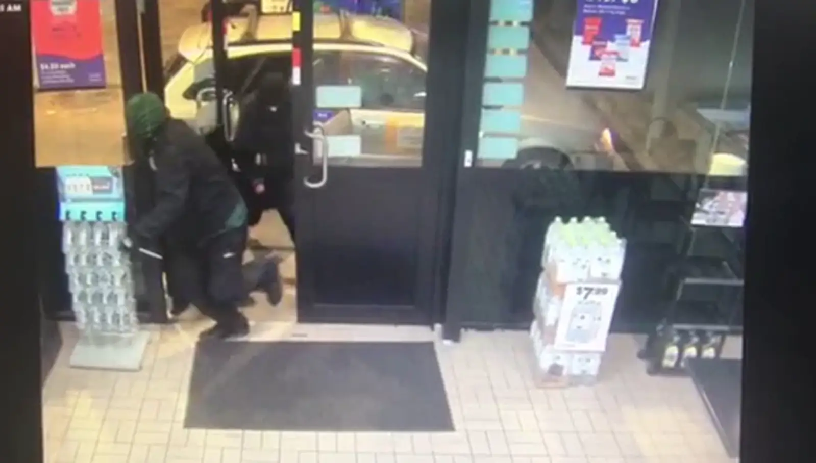奥克兰北岸便利店遭打劫！歹徒手持铁棒猖狂作案，警方全城寻人