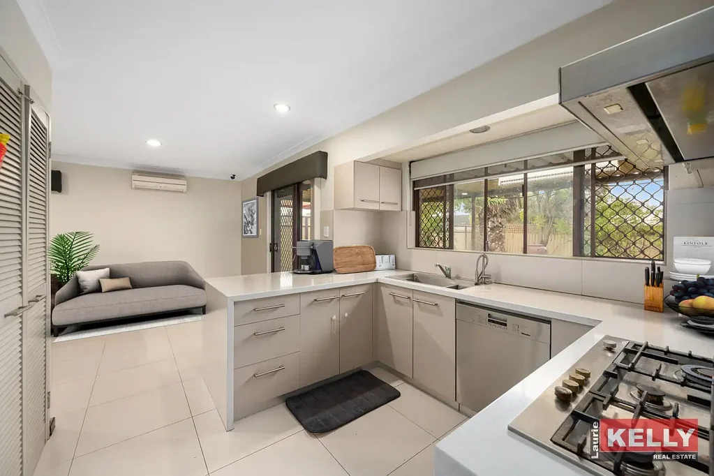 Cloverdale 3Kwarto THE ULTIMATE ENTERTAINER ON 685SQM ZONED R20/60