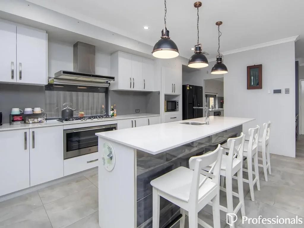 Bushmead 3房  Luxury Living Overlooking Pristine Bushland