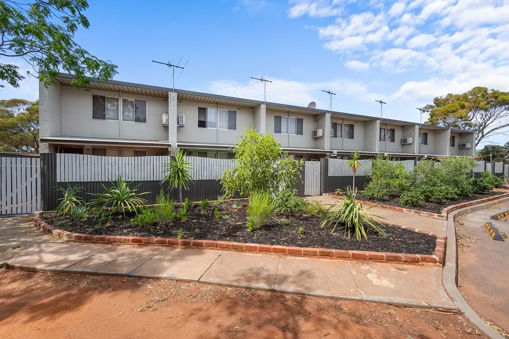 Modern & Fully Furnished Townhouse in Sought-After Kambalda West