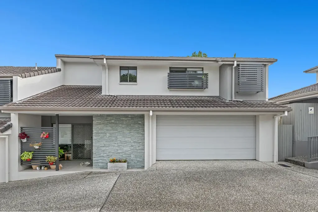 Ashmore 3Moenga CENTRAL & CONVENIENT LARGE FAMILY HOME IN PRIVATE & SECURE BOUTIQUE ESTATE!