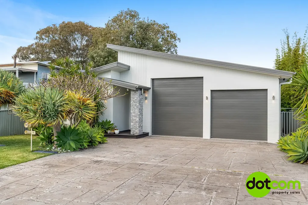 Toukley 3ਬੈੱਡਰੂਮ Architectural Stunner with 4-Car Garage, Moments to Pristine Beaches