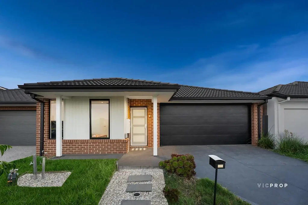Tarneit 3房 公园朝向租金稳 900mm电器 Caesarstone岛台 低维护后院 双车库便捷 Welcome to 17 SLOCUM ROAD, TARNEIT