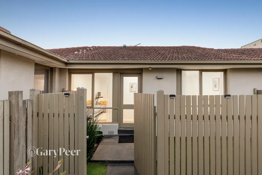 Bentleigh East 2房 Bentleigh East黄金地段 低维护成本 两处户外空间 现代厨房 开放式布局 自然采光充沛 私密露台 两卧带柜 全瓷砖卫浴 分体冷暖 停车位 便捷生活配套 The perfect entry into Bentleigh East