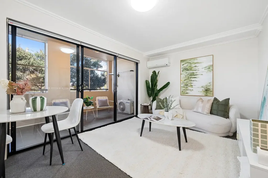 Marrickville 2房 Inner-West核心地段，尽享现代清新风格生活 Prime Inner-West Living with Fresh Contemporary Style