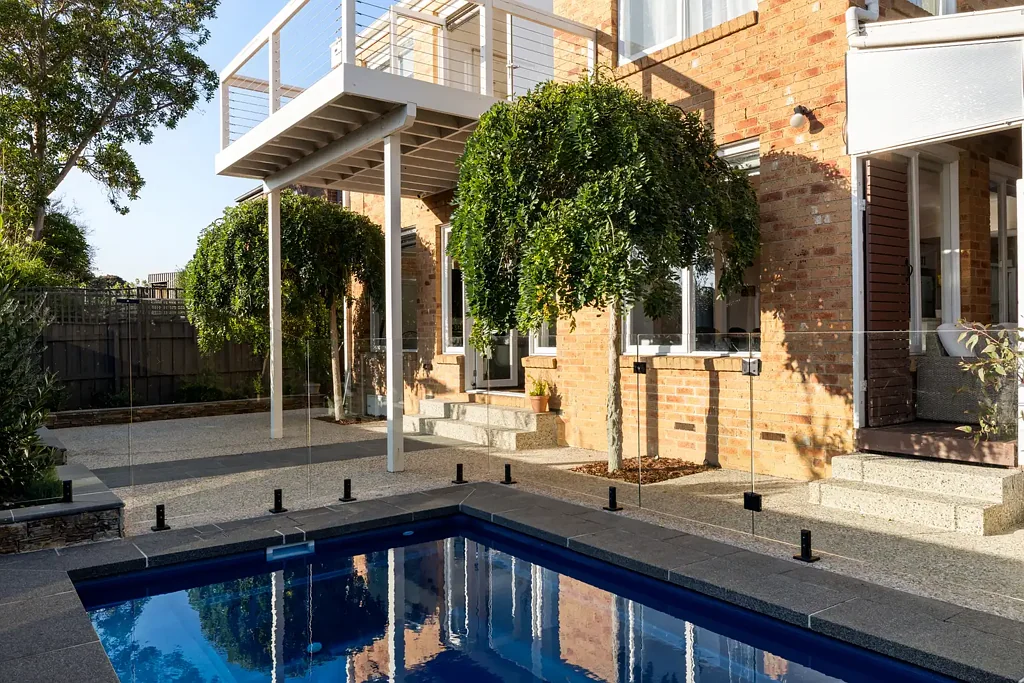 Beaumaris 5房 Port Phillip Bay壮丽景色 五卧室奢居空间 极好私密位置 海岸环境联系 精心设计户外区 市政好学区 便捷步行生活 Sweeping Bay Views, Poolside Privacy & Family Scale