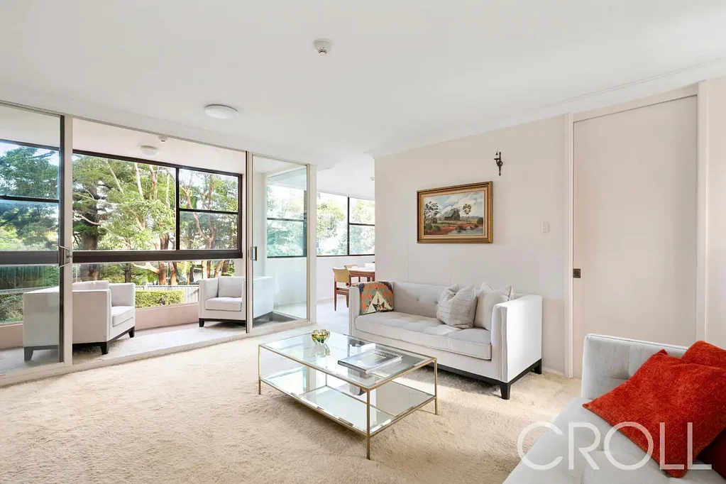 Cremorne 2房 Neutral Bay中心 两卧公寓 四面采光 阳台阳光房 私密无邻墙 原始状况待焕新 绿树成荫花园 电梯直达 安全停车位 步行至村庄 Supremely Located And Ready To Be Updated