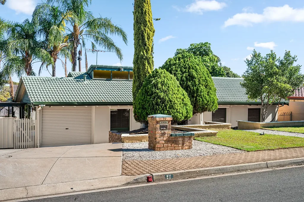 Hillbank 3房  Updated Contemporary Comfort Meets Big Block Living.