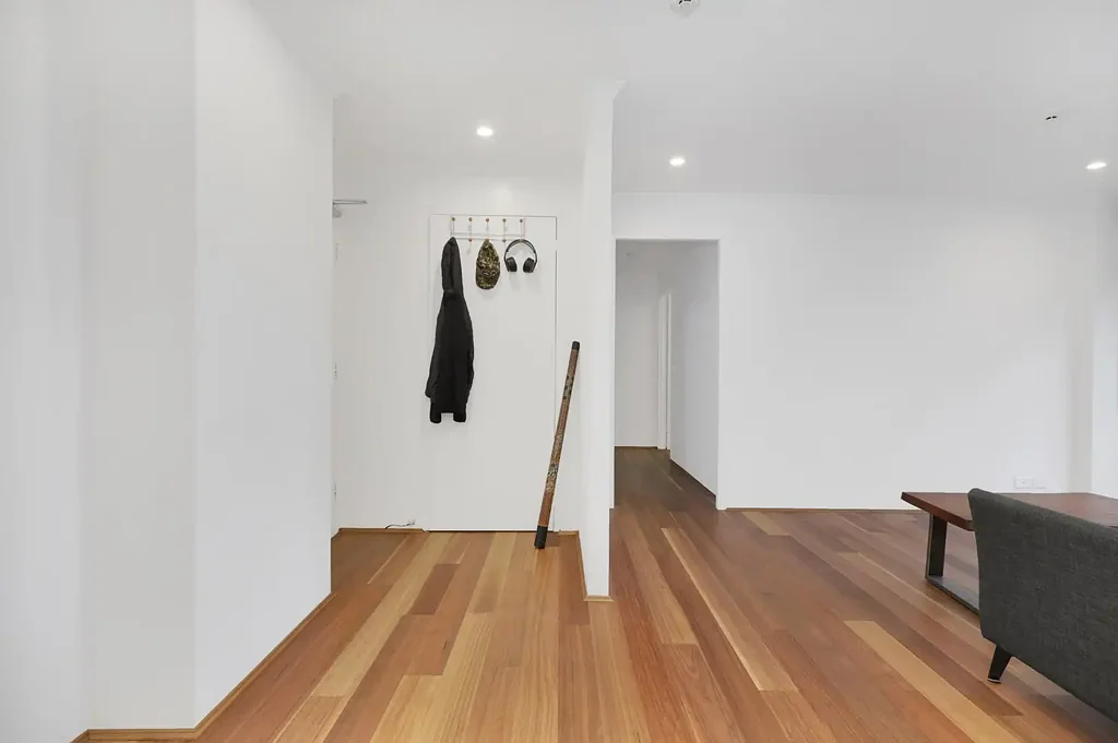 Spacious Open Plan in Relaxed Leafy Setting, Lock Up Garage