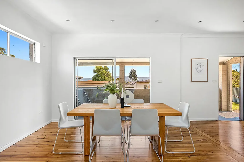 Lake Heights 3Kwarto Beautifully Refreshed Home on Expansive 767sqm Block with 18.2M Frontage