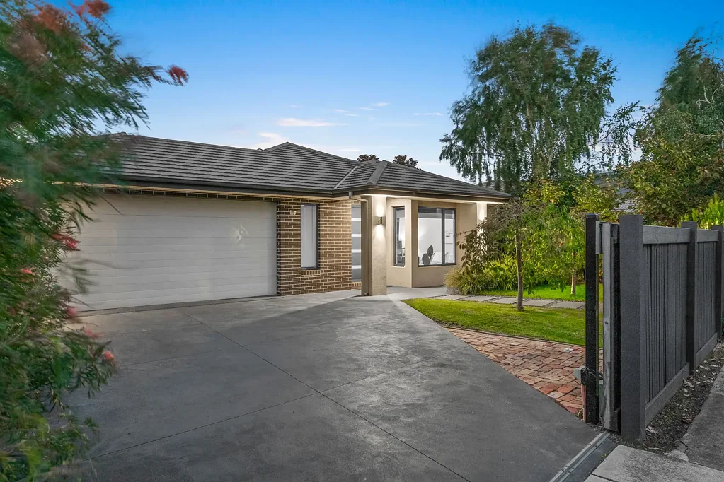 54 Railway Parade, Seaford, VIC 3198