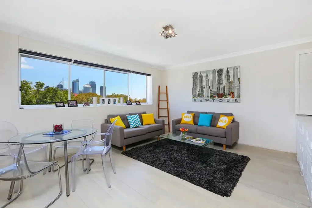 Deposit taken! FURNISHED ONE BEDROOM. TOP FLOOR APARTMENT WITH IMPRESSIVE VIEWS TO SYDNEY'S . LEASE HAS TO START 2 MONTHS minimum lease, month ro mont
