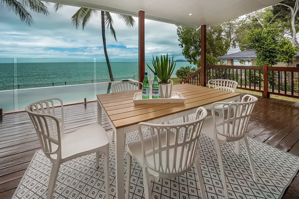 Holloways Beach 4房  T I M B E R ,  T I D E S  &  T I M E L E S S   C H A R M - Rare Oceanfront Holding...