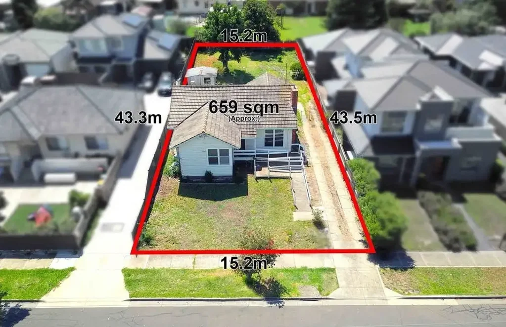 Glenroy 3房 已批三套住宅 664m²宽幅地块 地段优越近校商 公园交通便捷 成熟花园环绕 Permits Approved & Potential Unlocked!