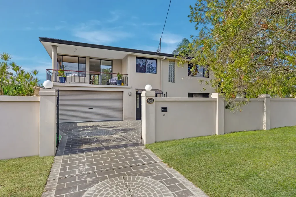 Umina Beach 5房  Spacious Family Living with Endless Potential & Room for Extended Family.