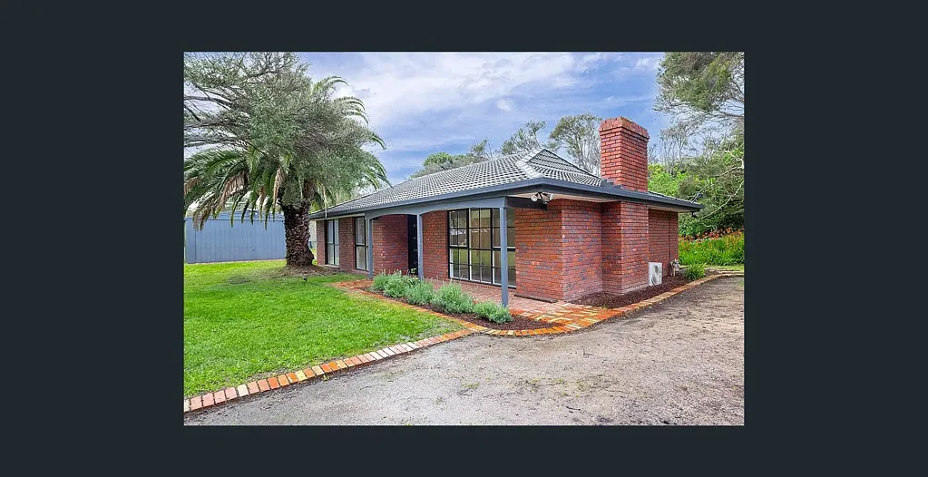 Coastal living in Rye - Huge 4 Car Shed
