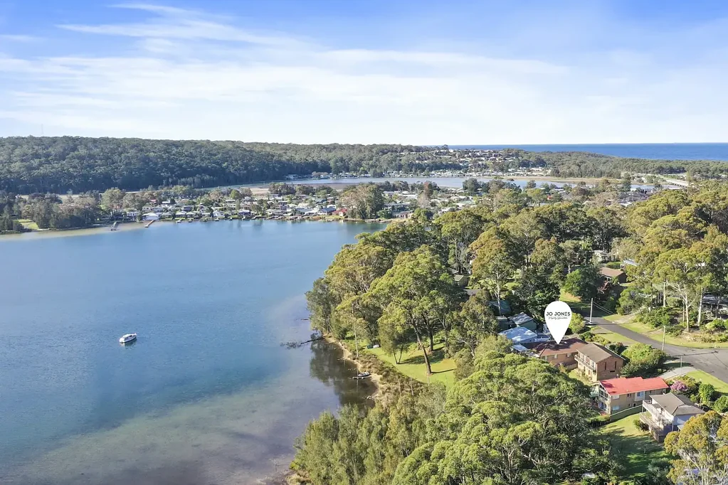 Burrill Lake 4房  The Ultimate Lakefront Lifestyle Starts Here - Rare Burrill Lake Waterfront with Endless Potential