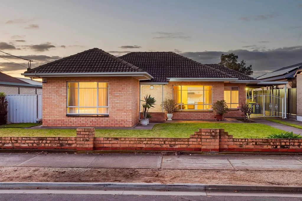 North Plympton 3ห้องนอน Versatile Family Home With Outstanding Future Potential