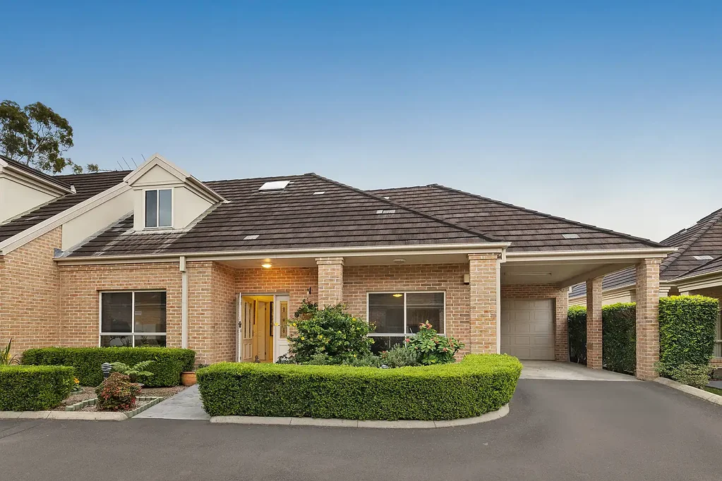 Berowra 3房 私人位置，低维护生活空间。开放式起居区，主卧双出入口浴室。双人卧室内置衣柜，明亮全浴室。中央空调，宽敞厨房储物充足。易达性，美丽庭院花园。额外停车位，步行至火车站商店。 Over 55's Living