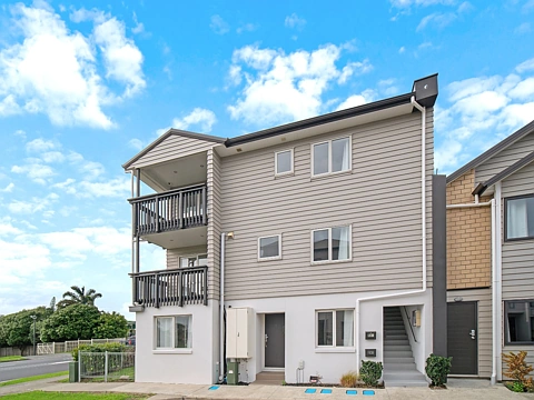 Apartment 3 bedrooms 2 bathroom and  1 carpark