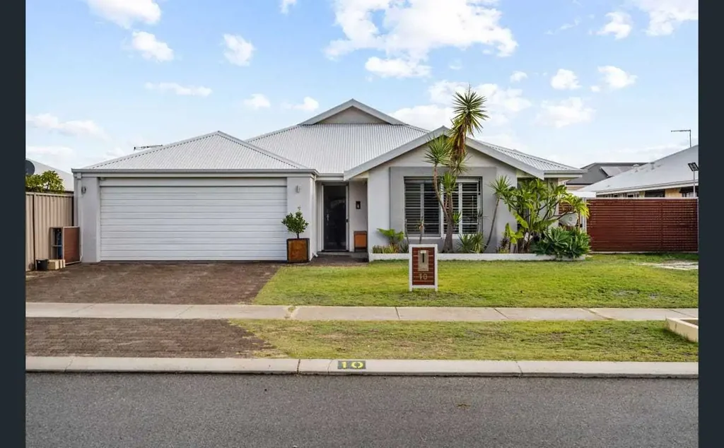 SPACIOUS FAMILY HOME WITH THEATRE, SOLAR & BONUS STUDIO IN PRIME BRABHAM LOCATION