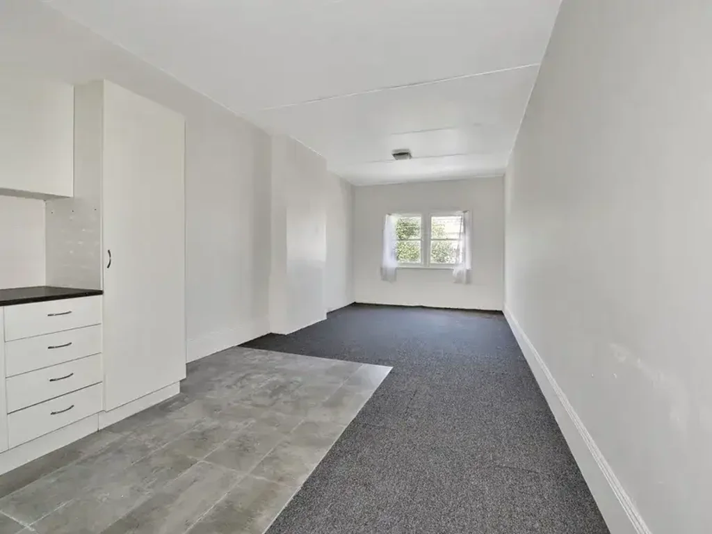 Fabulous location Spacious 2-Bedroom Flat Above Retail Shop Entrance via rear lane access only off Smith Street