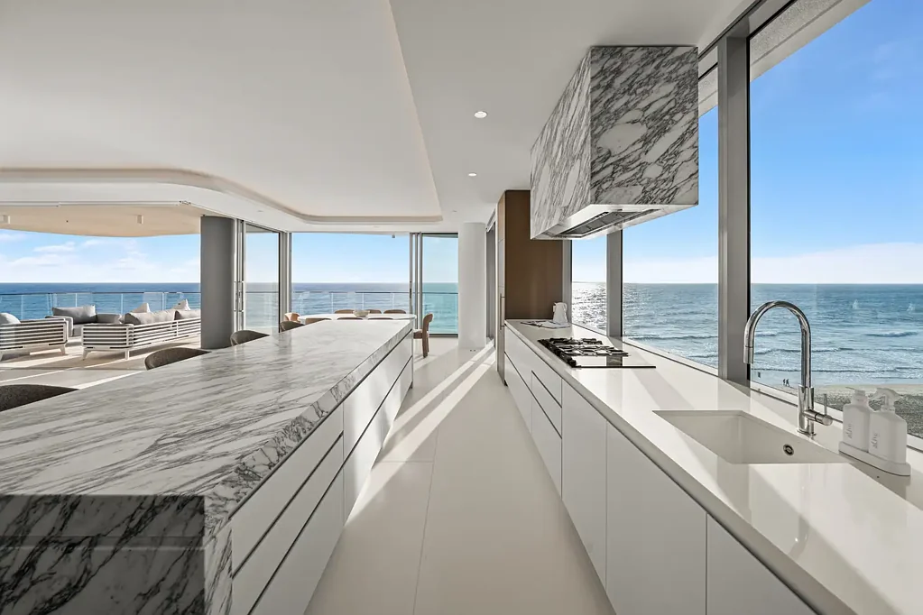 Main Beach 3Kwarto Full Floor Absolute Beachfront Luxury in Newly Completed Amani