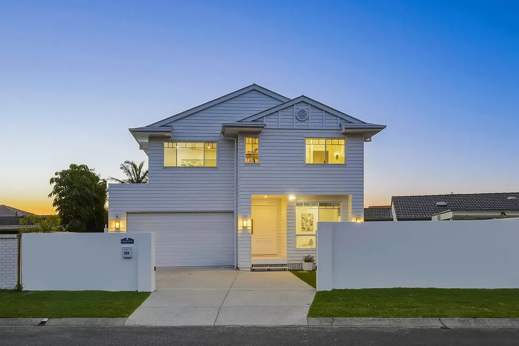 Varsity Lakes 4कमरा Lakeview: Brand-New Hamptons Luxury