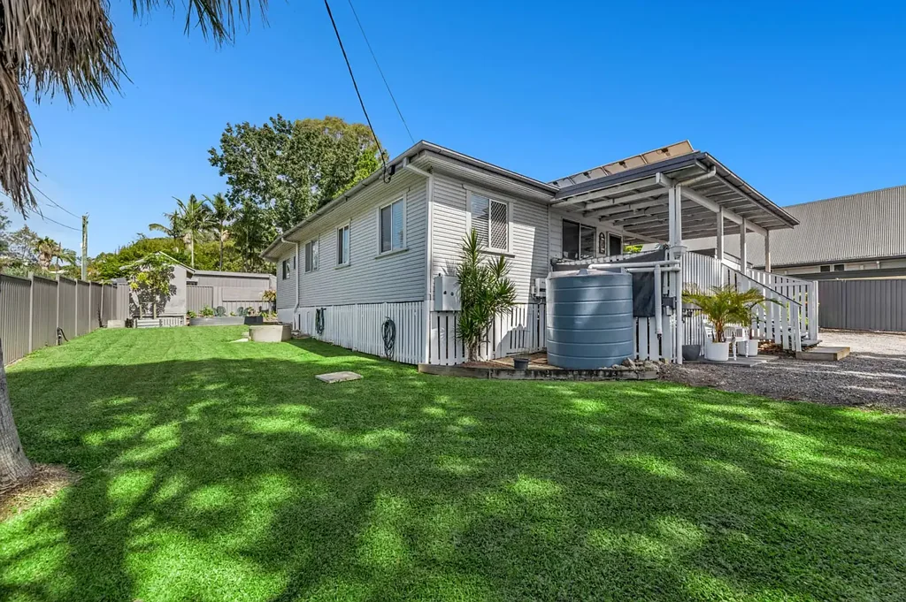Oxenford 4房  Rare Opportunity – First Time Offered in 38 Years | Large Corner Block with Dual Living Potential