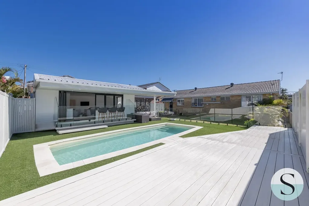 Caves Beach 4 Slaapkamer Charming, Light Filled, One Level Beach House, with an Entirely Self Contained Contemporary Pool House Cabana, in Caves Top Spot Cafes & Beach Locale