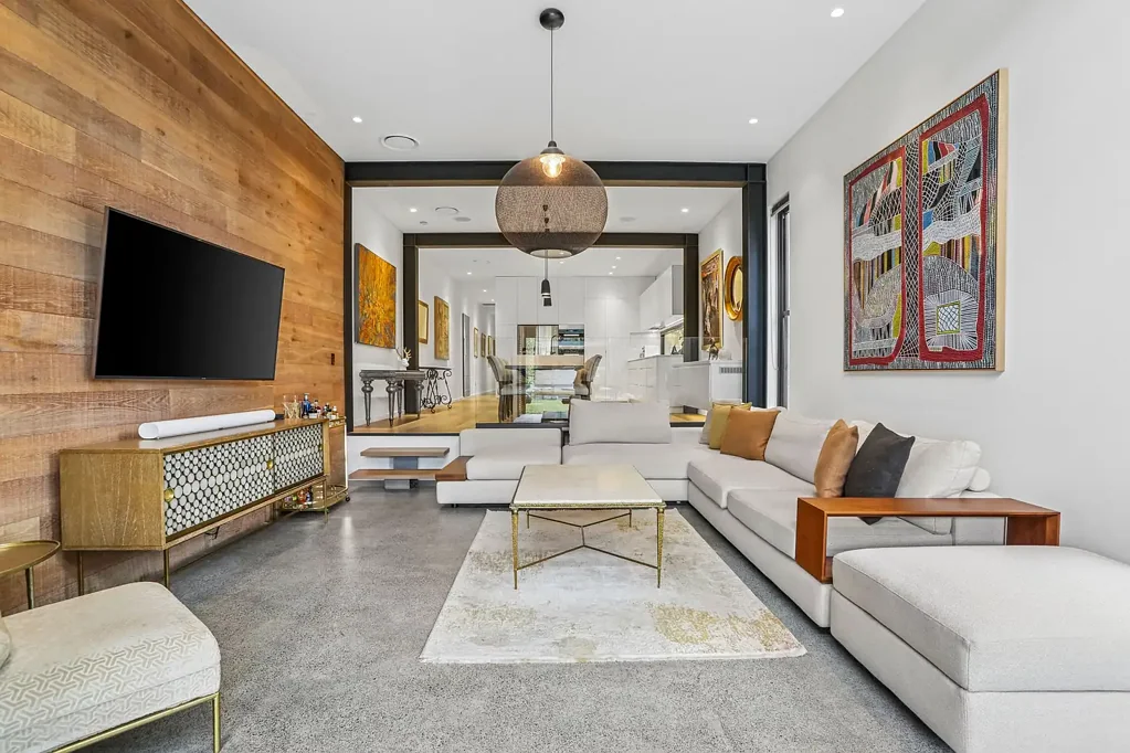 Rose Bay 3chambre Quality Renovation on Approx. 350sqm of Level Land With DA Approval to Extend