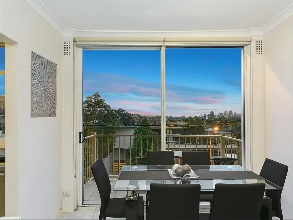 SPACIOUS & LIGHT FILLED APARTMENT