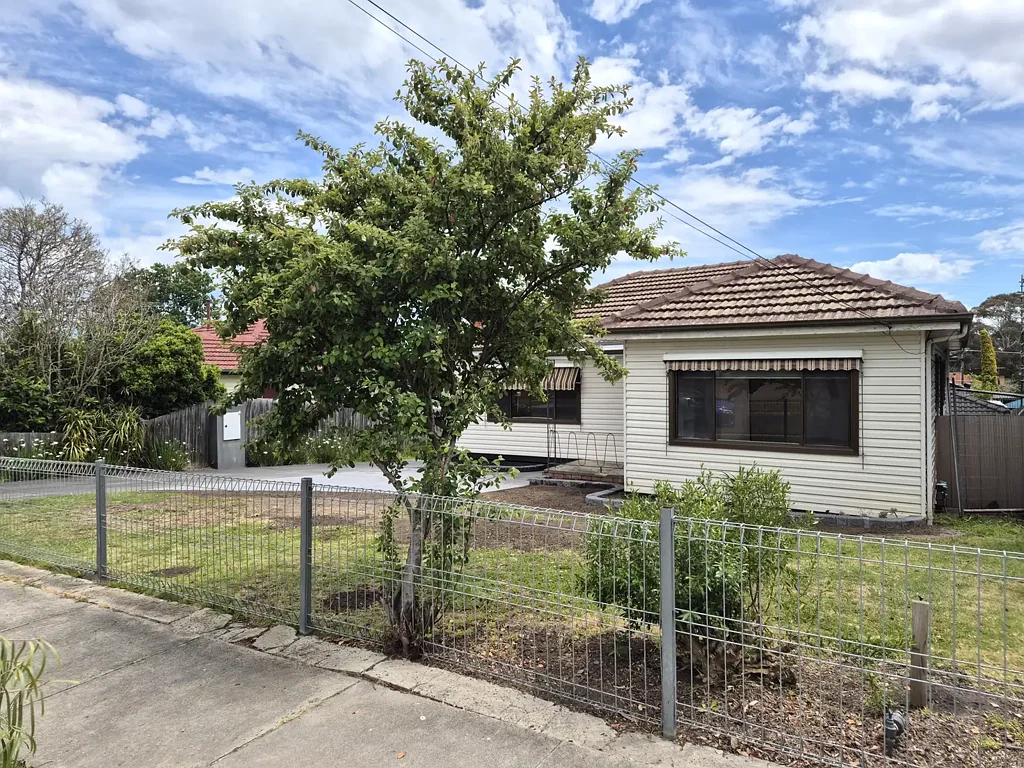 Comfortable 3 Bedroom Home in Great Location - move in before Xmas!