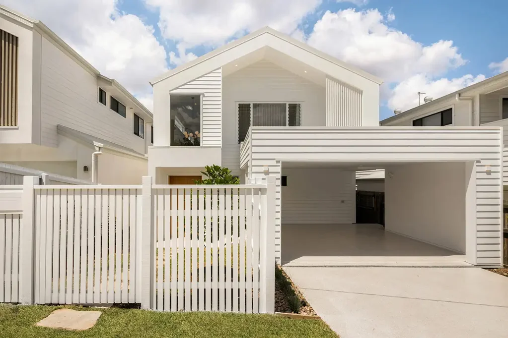 Holland Park West 4房 Vanti Built精工巨制 2.7米高天花 5.7米挑高空间 Bosch高端厨电 户外阳光休憩区 游泳池涉水台阶 主卧双步入式衣帽间 Traverine石材地面 Polytec定制橱柜 Stunning New-Build Designed for Modern Family Life