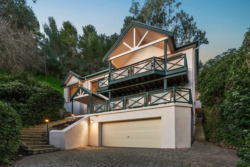 Glen Osmond 4房  Views that capture the very best of Adelaide - city, coastline and beyond.
