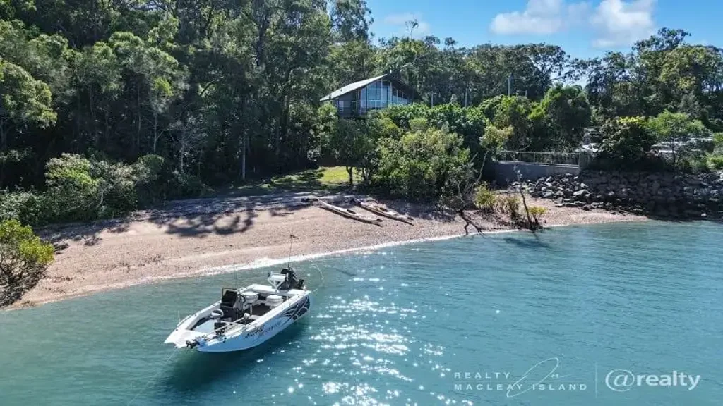 Macleay Island 2房 绝对海滨，私人通往海滩 宽敞阳台，水域壮丽景色 私人船只通道，大量停车位 独立办公室，商业或远程工作 位置优越，步行到各种服务设施 商业潜力无限，打造私人海滨天堂 生活便利，享受岛屿生活 绝佳岛屿连接，轻松往返大陆。 Rare Waterfront Opportunity in Commercial Zone – Live, Work, and Play!
